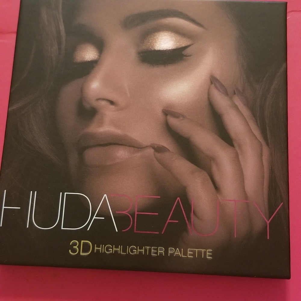 Huda Beauty 3D Highlighter Palette in Golden Sands